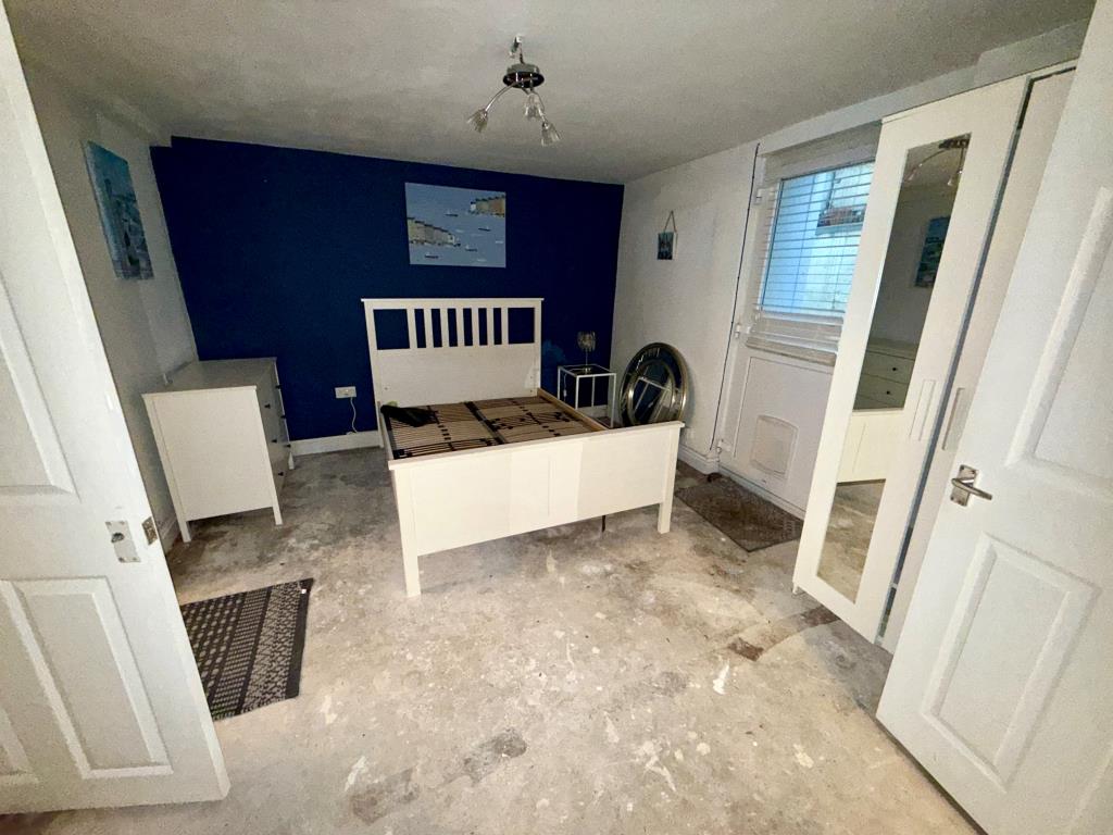 Lot: 119 - VACANT ONE-BEDROOM FLAT - Bedroom